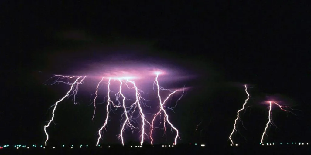 Solar-Mobile-in-Lightning-Weather